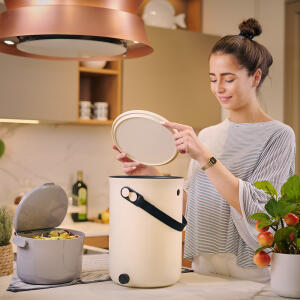 Organko Daily and Bokashi Organko 2 together on the kitchen counter - closing the lid - image - web 1986000