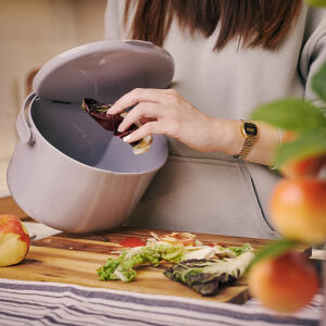 Putting food waste in Organko Daily - image - web 1986000