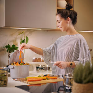 Preparing meal, making food waste, Organko Daily on a side (2) - image - web 1986000