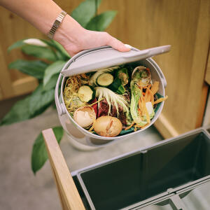One-hand emptying into the bio-waste bin - image - web 1986000